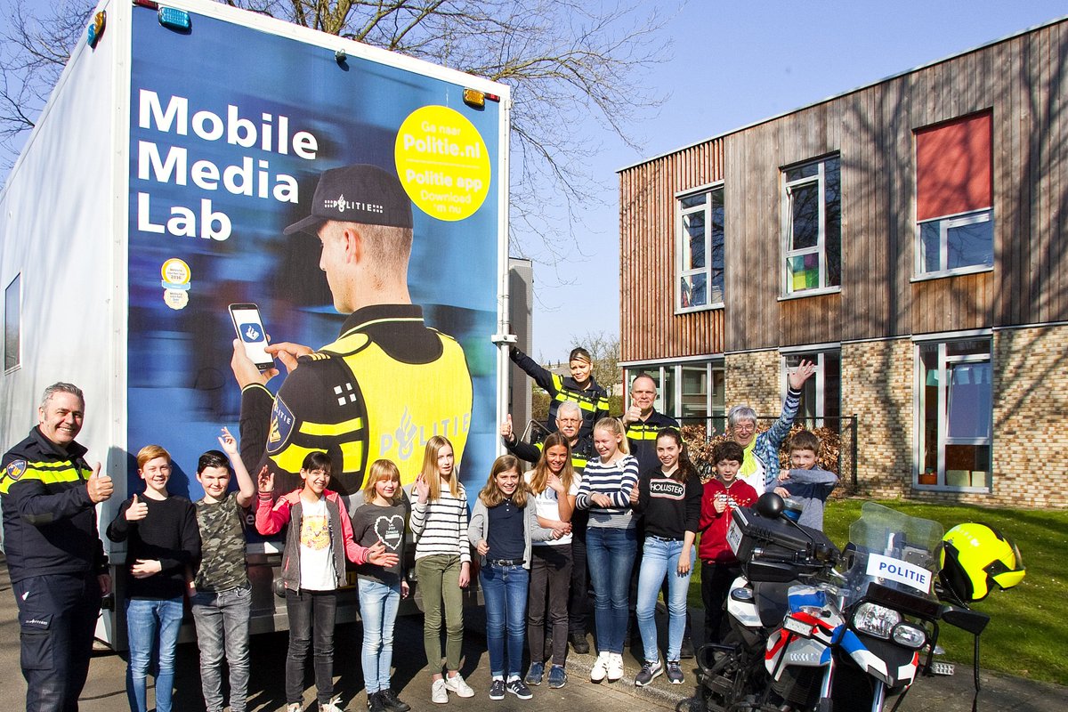 stemvandordt's tweet photo. Het MobileMediaLab kwam langs bij de Julianaschool https://t.co/eUg7lCgTKH #MobileMediaLab #politie #dordrecht https://t.co/KZRrC282Co