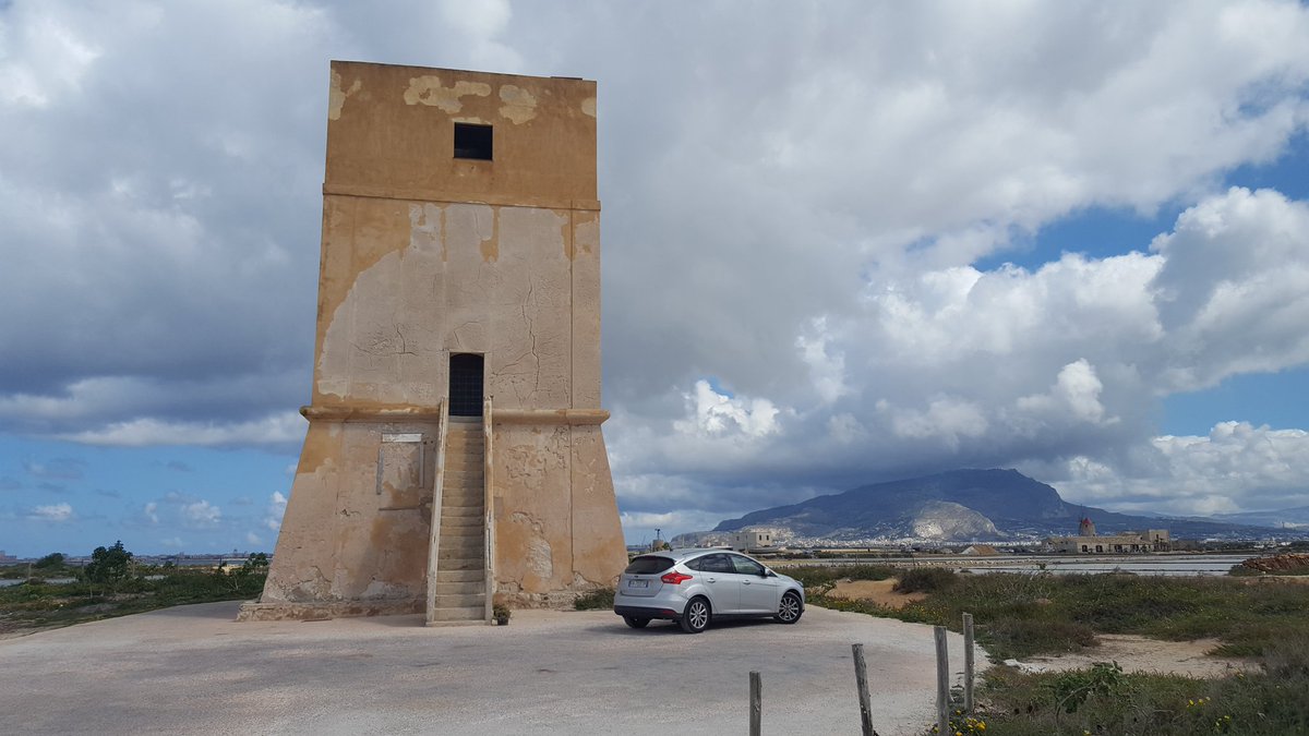 patatofriendly's tweet photo. Ed eccola l'antica torre di #Nubia! C'è un vento incredibile oggi è il sale si attacca alla pelle! #trapani #patasicily #budgetandgo https://t.co/trm4KdAp5f