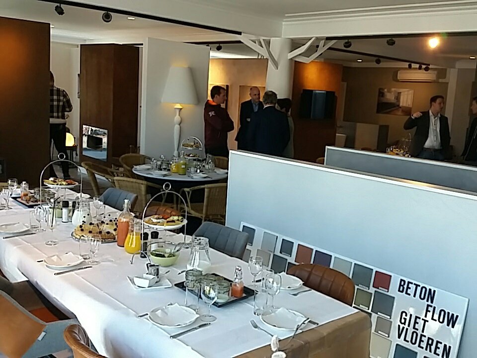 FransdeKleuver's tweet photo. Namens de @VeenendaalseKr aanwezig bij netwerklunch van @BCdeHeuvelrug. Gastheer is stukadoorsbedrijf, met mooie showroom,  @Frits_Kool_ https://t.co/sHAgqOcOn2