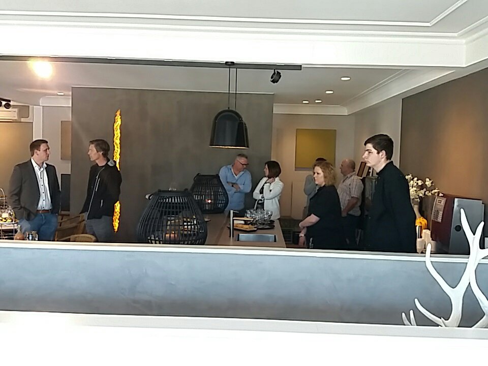 FransdeKleuver's tweet photo. Namens de @VeenendaalseKr aanwezig bij netwerklunch van @BCdeHeuvelrug. Gastheer is stukadoorsbedrijf, met mooie showroom,  @Frits_Kool_ https://t.co/sHAgqOcOn2