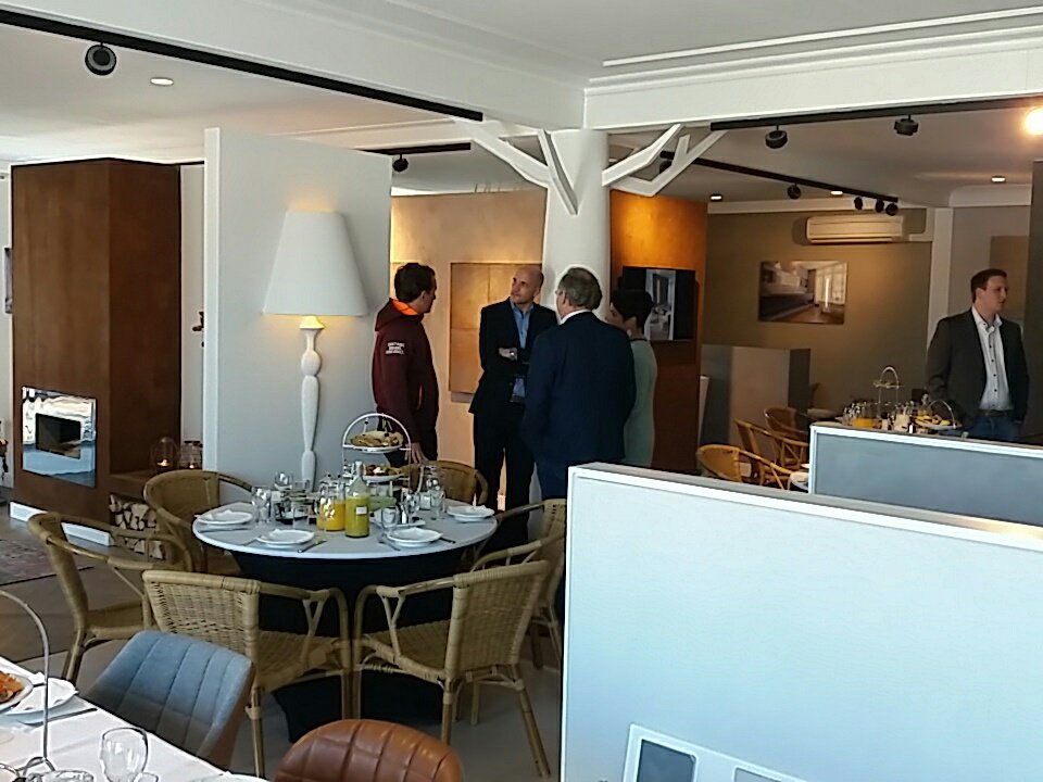 FransdeKleuver's tweet photo. Namens de @VeenendaalseKr aanwezig bij netwerklunch van @BCdeHeuvelrug. Gastheer is stukadoorsbedrijf, met mooie showroom,  @Frits_Kool_ https://t.co/sHAgqOcOn2