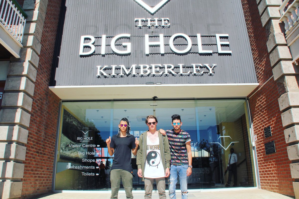 Four_SA's tweet image. We love doing the touristy thing when traveling. The big hole is just majestic. Awesome day sight seeing.
📷@jasonsisam31 #Travel #Four