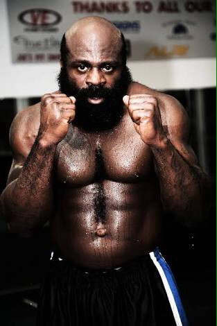 レバオン 格闘技好きな先輩から聞いて知りショックだった 最強の喧嘩屋 キンボ スライス の死 去年に死去してたとかで 死因は心不全と 総合格闘家は夭折する人が多いなぁ 初めて見た時は筋骨隆々の黒人で マジこいつ いかちぃ と思った 笑