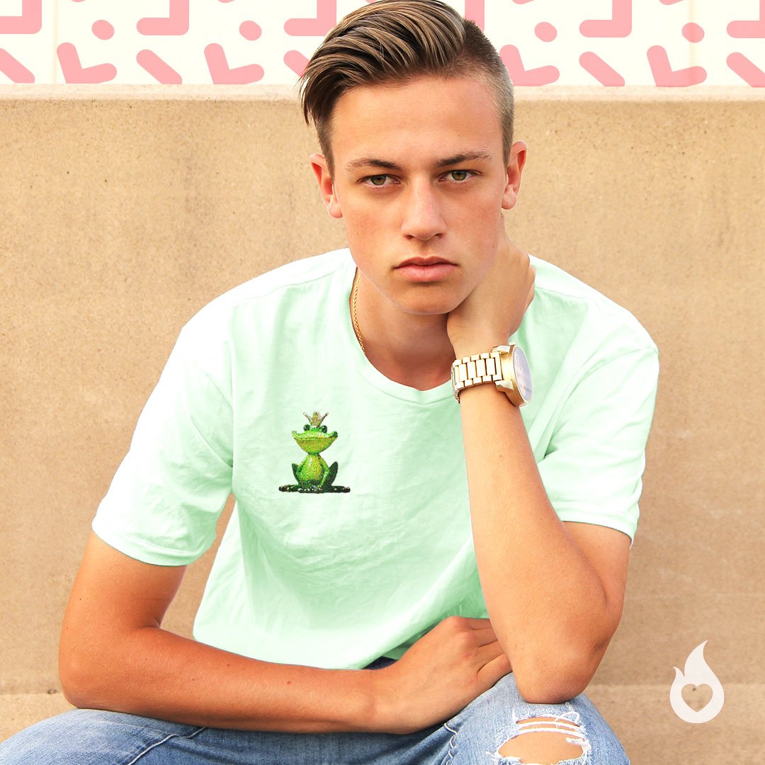 HotorNotApp's tweet image. 💋 + 🐸 = 👑 Can't blame a girl for kissing all the boys, hoping ONE will turn from a frog into her Prince. #hotornot #kiss #frog #prince