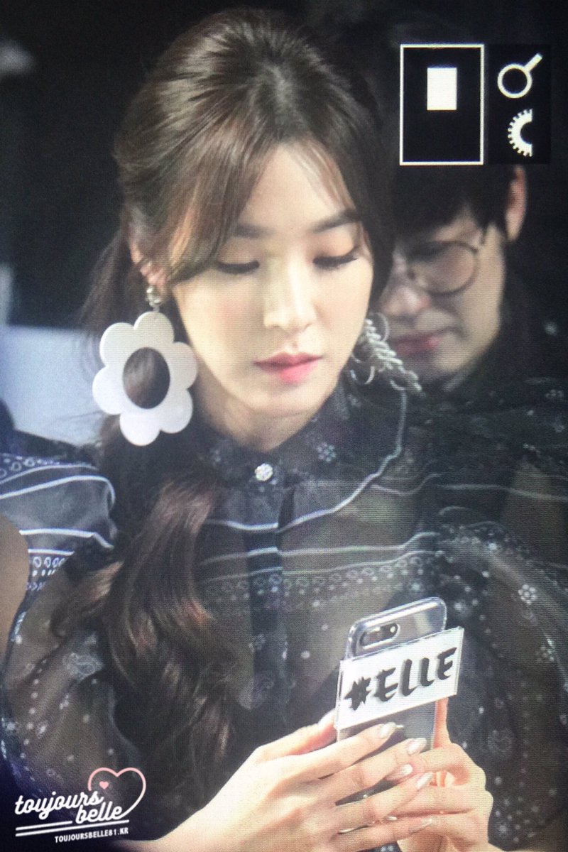 [PIC][28-03-2017]Tiffany và SeoHyun tham dự sự kiện ra mắt BST Thu - Đông của thương hiệu "FLEAMADONNA" trong khuôn khổ "2017 S/S HERA Seoul Fashion Week" vào chiều nay C7_6TgWV4AA5cO2