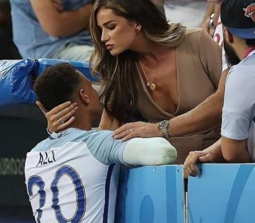 Dele Alli. Winning on and off the field... https://t.co/lYLRWN0Q4R