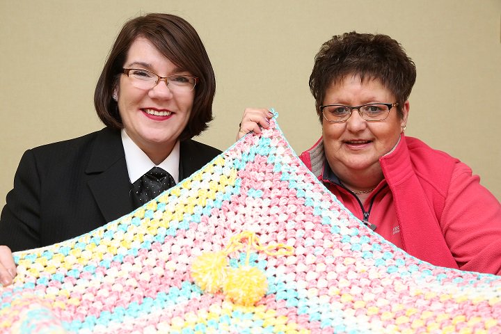 Kind-hearted knitter crafts 150 special blankets for families who have lost a child - ow.ly/qlT230akbLx
