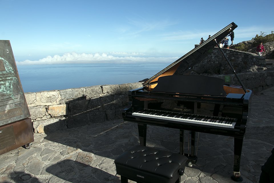 CreativeCT's tweet image. Yes, that's a #GrandPiano on top of #TableMountain! Witness incredible pianists playing tomorrow, 10am-4pm 🎹🎶goo.gl/KZnfvD