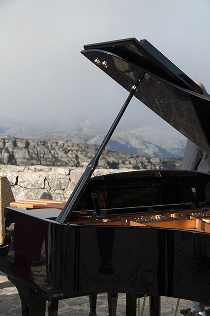 CreativeCT's tweet image. Yes, that's a #GrandPiano on top of #TableMountain! Witness incredible pianists playing tomorrow, 10am-4pm 🎹🎶goo.gl/KZnfvD