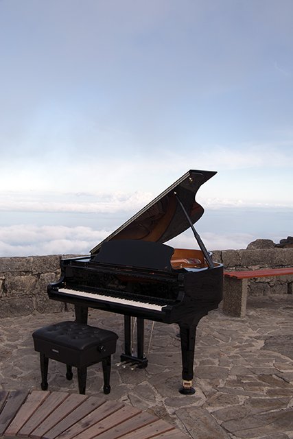 CreativeCT's tweet image. Yes, that's a #GrandPiano on top of #TableMountain! Witness incredible pianists playing tomorrow, 10am-4pm 🎹🎶goo.gl/KZnfvD