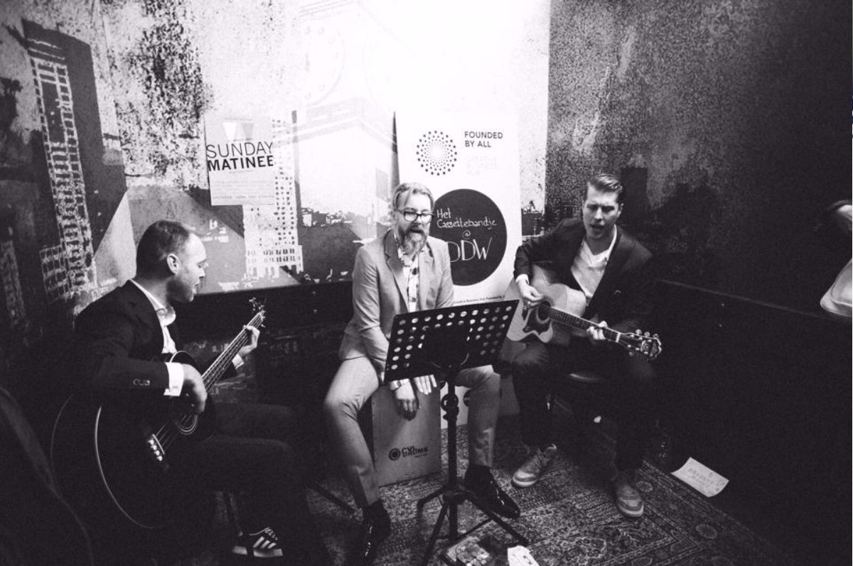 ‘Het Cassettebandje’ zorgt voor muziek tijdens onze borrel op 30 maart. Nieuwsgierig? Aanmelden via foundedbyall.com/events/sing-a-… #StrijpS