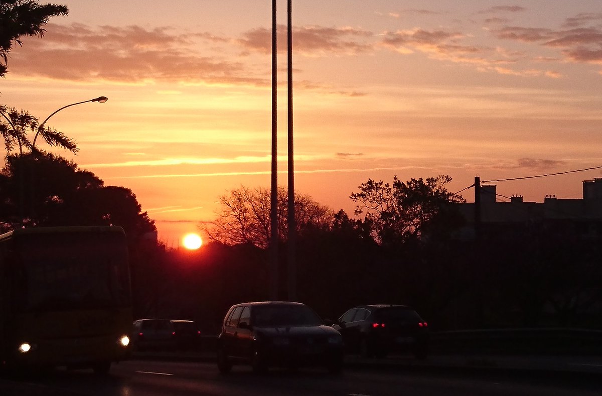 Petitefee30's tweet photo. Lever de soleil sur Nîmes 
#Nîmes #sunset https://t.co/Fp1EY245NB