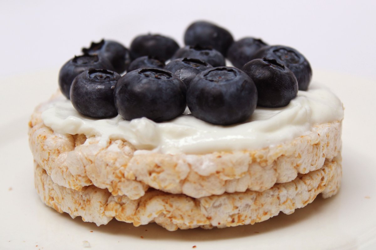 GHOFitness's tweet photo. Top a rice cake with some 0% Fage Yoghurt and some fresh berries, for a delicious healthy snack! #GHOGY #snacktime https://t.co/Ek1otzQKis