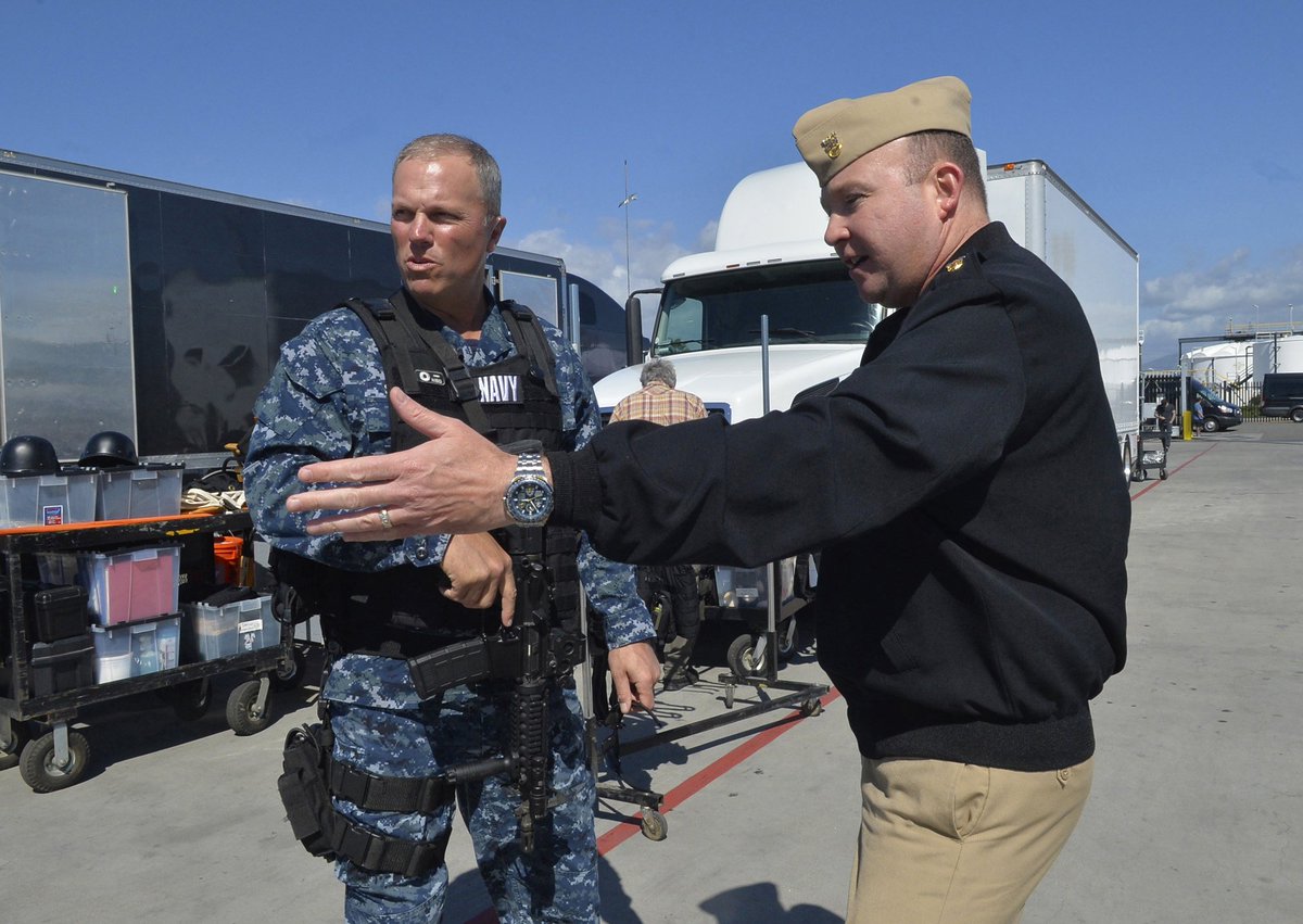 在日米海軍司令部 در توییتر サンディエゴ米海軍基地で行われた ドラマ ザ ラストシップ の撮影 基地の先任上級上等兵曹から基地の歴史の説明を受けているのは 副長役のアダム ボールドウィンさん 写真左 米海軍の制服が良くお似合いです T Co 在日米海軍司令部 در توییتر サンディエゴ米海軍基地で行われた ドラマ ザ ラストシップ の撮影 基地の先任上級上等兵曹から基地の歴史の説明を受けているのは 副長役のアダム ボールドウィンさん 写真左 米海軍の制服が良くお似合いです T Co