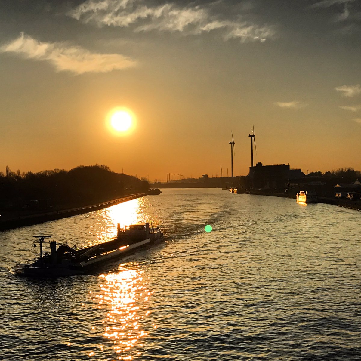 Een mooie #zonsopkomst in #hasselt vandaag #albertkanaal #vrtweer 07:55u <a href="/ILOVEHASSELT/">I love Hasselt</a>