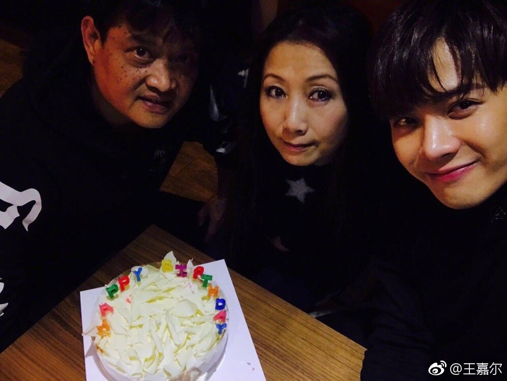JaneJaneji1's tweet photo. วันเกิดปีนี้ได้อยู่กับครอบครัวจั๋นคงมีความน่าดูเลย มีความสุขมากๆนะจั๋น😊😊😊😊😊😊
#잭슨 #갓세븐 #JacksonWang #GOT7 #WelcomeBackJackson #KINGJACKSONDAY https://t.co/6a6nSIY8JG