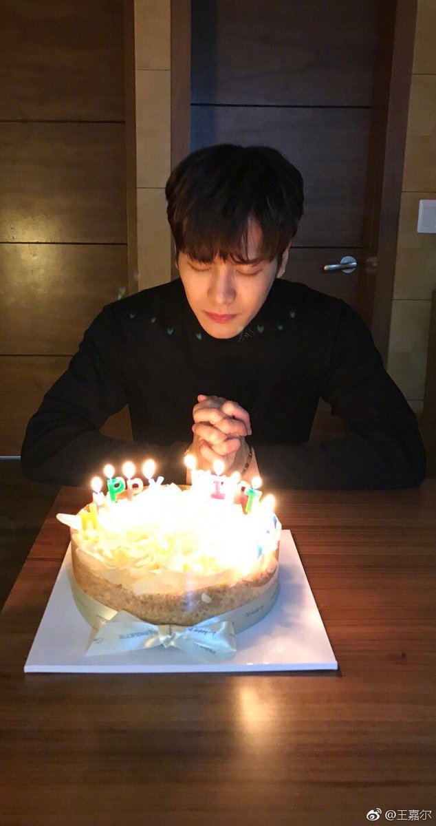 JaneJaneji1's tweet photo. วันเกิดปีนี้ได้อยู่กับครอบครัวจั๋นคงมีความน่าดูเลย มีความสุขมากๆนะจั๋น😊😊😊😊😊😊
#잭슨 #갓세븐 #JacksonWang #GOT7 #WelcomeBackJackson #KINGJACKSONDAY https://t.co/6a6nSIY8JG