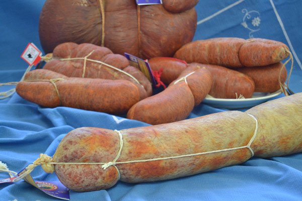 ¡Es tiempo de #panades! Solo la mejor #sobrasada les dará ese sabor que las hace tan única de la gastronomía balear ¡búscanos en #Felanitx!