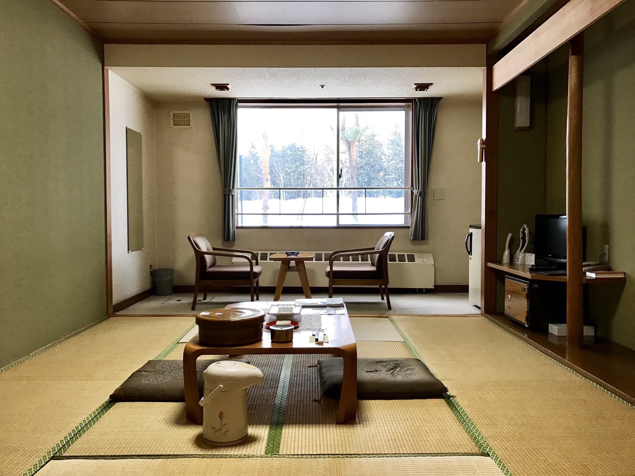 ロプロス 白金温泉の宿にチェックインしました 部屋はシンプルな和室だけど 10畳 広縁となかなかの広さで 窓からは雪景色も眺められる 1泊2食4980円の激安プランなんだけど これなら期待以上 T Co Xcecibtyuq Twitter
