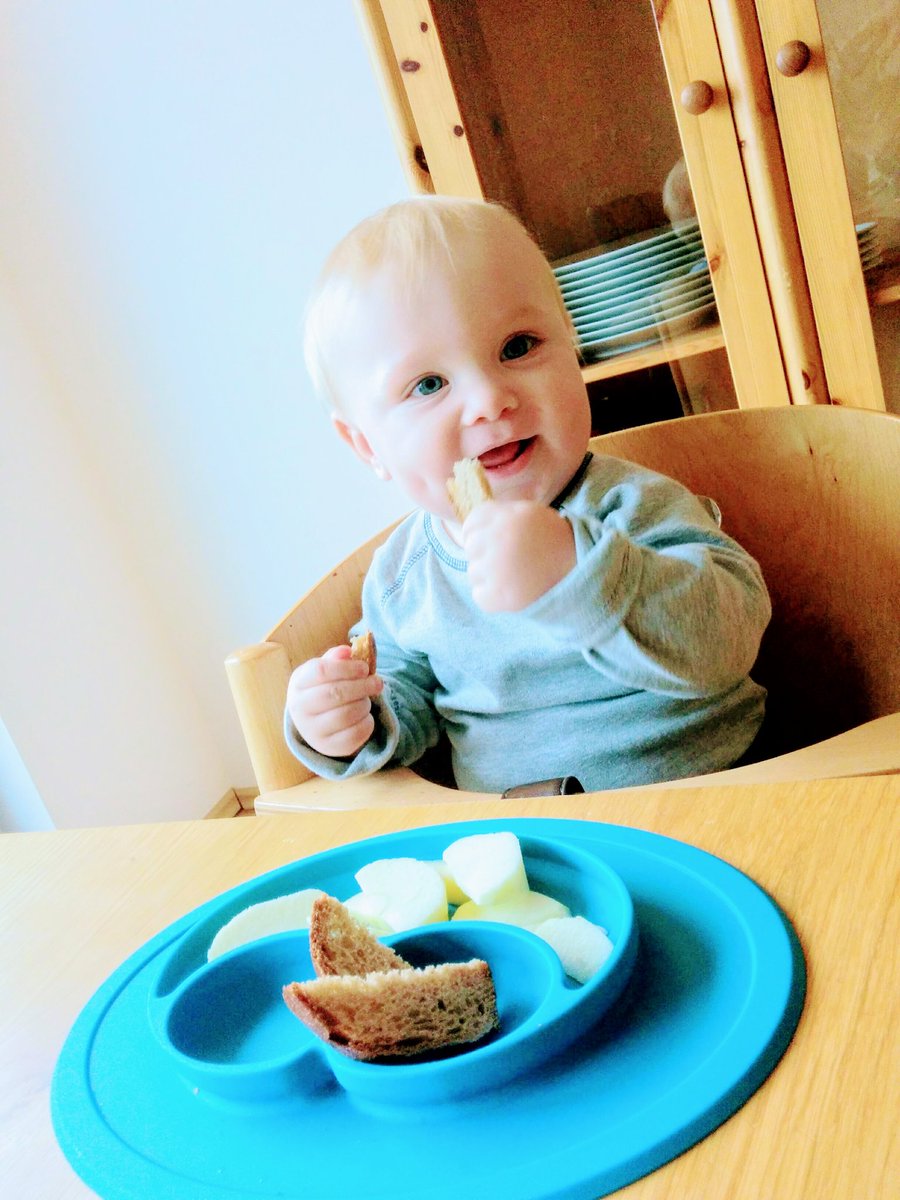 NoraImlau's tweet photo. Extra für @Eisfraeulein ein Bild von unserem glücklichen BLW-Baby. Selbstbestimmter Beikostststart rockt!
#babyledweaning #happymat #ezpz https://t.co/6qj8E7wyWB