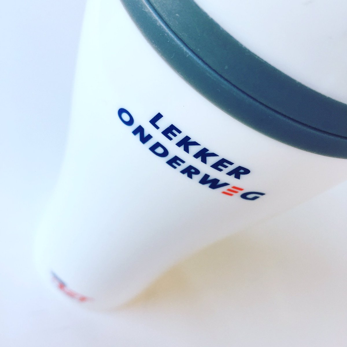 carenza's tweet photo. Wij verzonnen deze thermobeker voor @RETRotterdam Heerlijke warme koffie op deze mooie, frisse ochtend. #jongret #aardigonderweg #concept https://t.co/R5Sfai3iGn