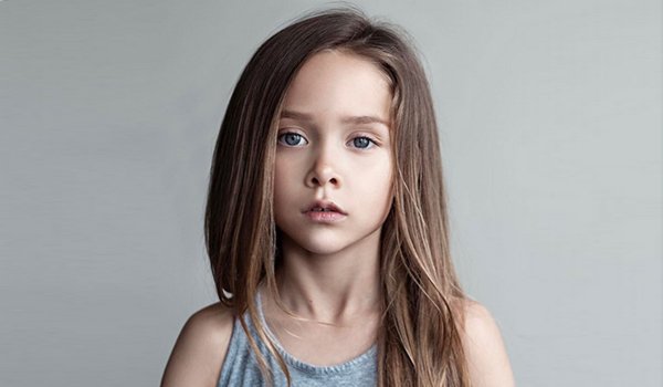 GlamourSpain's tweet photo. La moda cumple un nuevo y controvertido record: conoce a #savymonroe, la modelo de (sólo) 7 años https://t.co/eq3IlTmLyn https://t.co/4ZcsvUD5q4