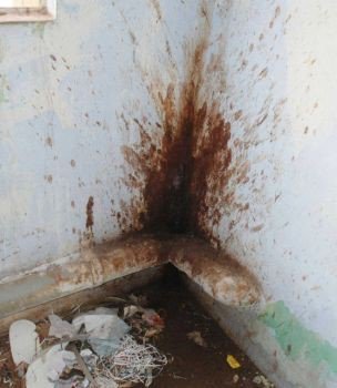 chhichhaledar's tweet photo. Close Enough.. (spit on wall) https://t.co/9GBEL675KS