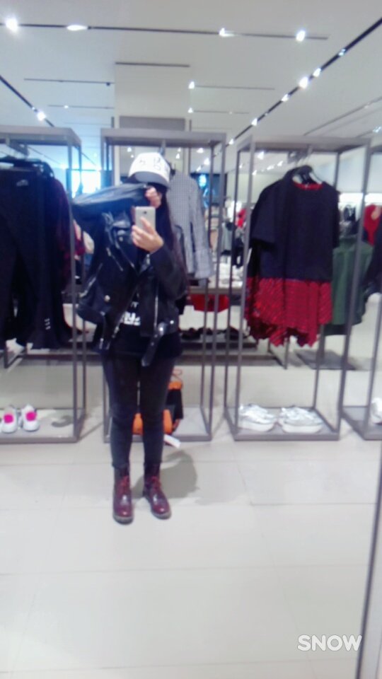 sc2rcelia's tweet photo. I LOVE HIM
#CEKOOK
#ARMYSelcaDay
#WeWantBTSInAlgeria
@BTS_twt https://t.co/t6sBo0BgOj