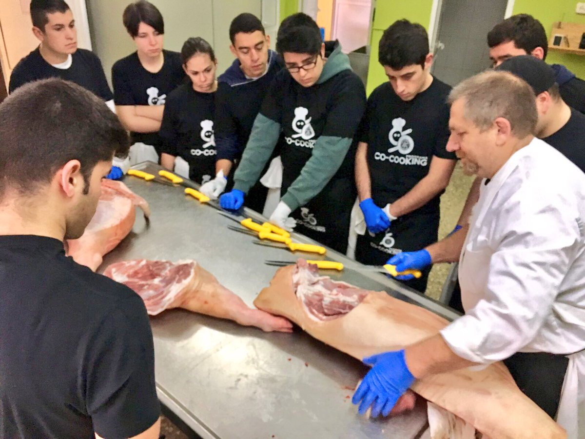 CarlosOrozaCIFP's tweet photo. #Mundohr programa co-cooking
Esta mañá en @HortaTeodoro o grupo de #CMCOC Aprendendo a despezar o porco #formacion https://t.co/VWcbgI3iDh