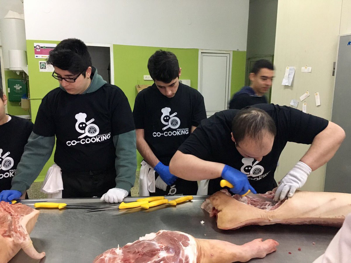 CarlosOrozaCIFP's tweet photo. #Mundohr programa co-cooking
Esta mañá en @HortaTeodoro o grupo de #CMCOC Aprendendo a despezar o porco #formacion https://t.co/VWcbgI3iDh