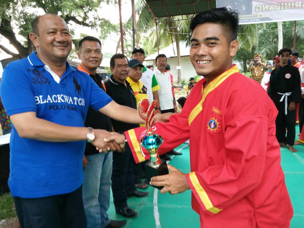 SyahAfandin's tweet photo. 2. Penyerahan Piala kepada Pemenang dari Perguran Tapak Suci #Hariilang #MariBerubah #SyahAfandin https://t.co/WZazFg2YIy