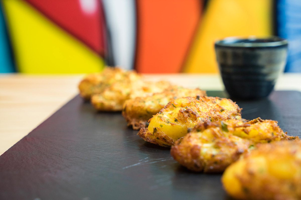 Mmmm, ¡buñuelos de bacalao! Acompaña esta tapa con una cerveza 🍺 o un vaso de vino 🍷 en nuestra barra | #Madrid #FelizMartes