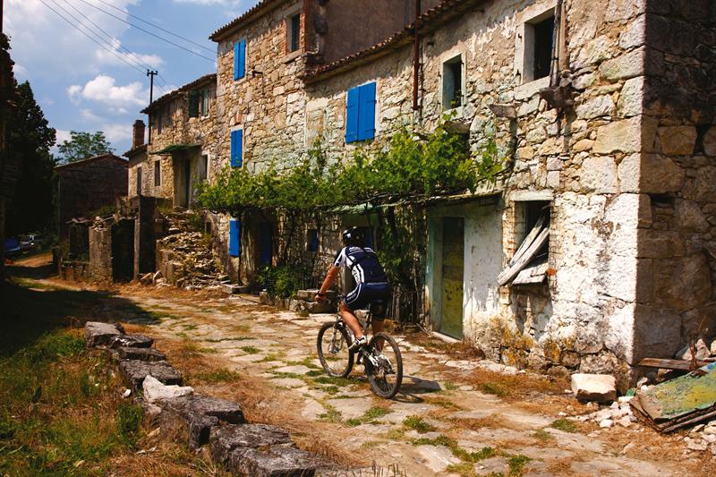 NatureCroatia's tweet photo. Kotli - Istria - @NatureCroatia @VisitIstra @Croatia_hr @AncientHistria @CroatiaSummerH https://t.co/VITReyqsz2