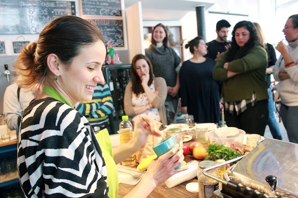 GalloRojo_ART's tweet photo. El taller de alimentación saludable con @entreenate AVHA @RedVerdeSevilla Alhacena @lamedinacoop y @PuroEBioSevilla https://t.co/XtchbWeCov https://t.co/8ShoGeCP37