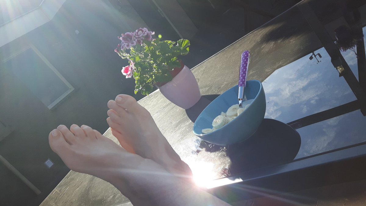 Ontbijten in de 🌞 eind maart... er zijn dagen bij dat het in alle opzichten wat minder is dan dit... Genieten!!! 😎