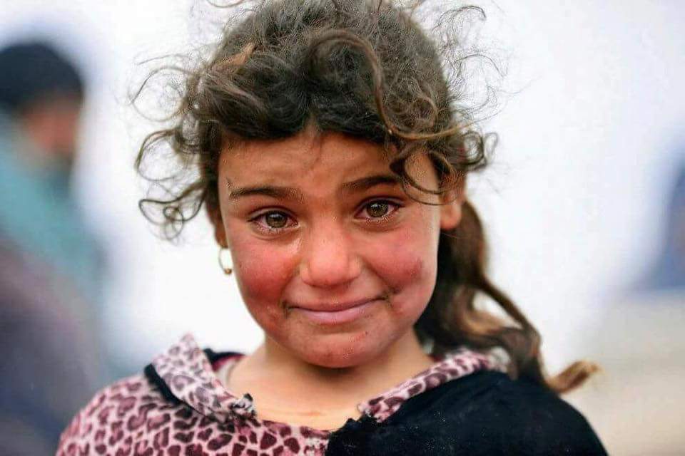 __tego's tweet photo. صورة مذهله لبنت عراقية مهجرة بسبب الحرب هناك
جمالها مع بهدلة الفرار من القتال وضحكتها مع حزنها وبكائها ,, فعلا كانت محتاجه حضن مش صورة https://t.co/xeo175C8FR