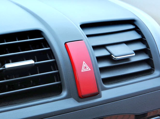 Guna Lampu Hazard utk berhenti pada kondisi darurat, bukan digunakan berkendara saat hujan. Krn membahayakan kendaraan yg ada di belakang.