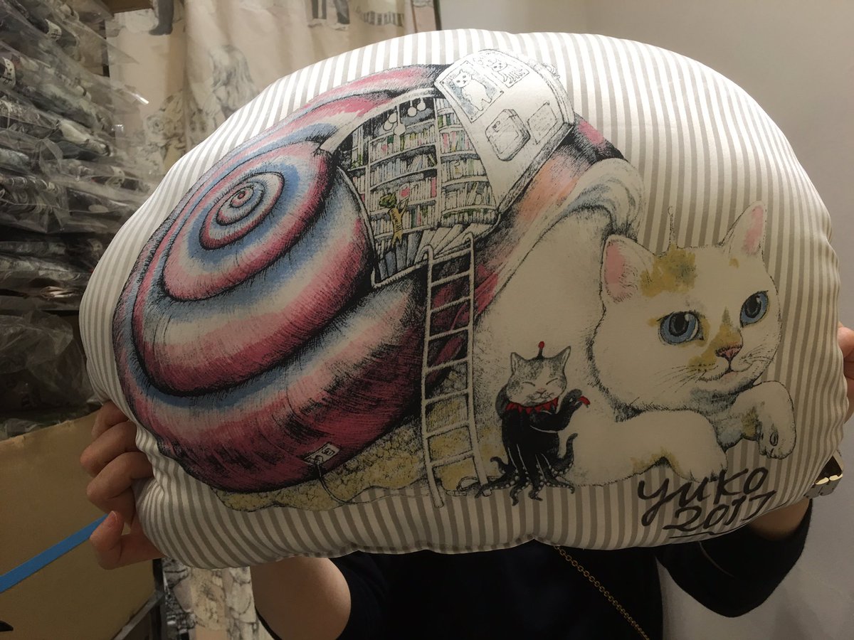 阪急うめだで販売してるコハルマイマイ🐌クッションにサイン入れました！
