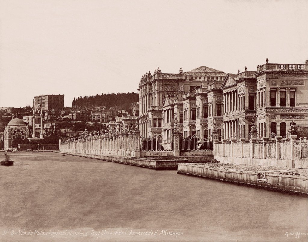 bonpurloryan's tweet photo. Konstantiniyye’den İstanbul’a: Boğaziçi’nin tarihi fotoğrafları https://t.co/bCVmHZjDfB https://t.co/rVTSA4JI3O