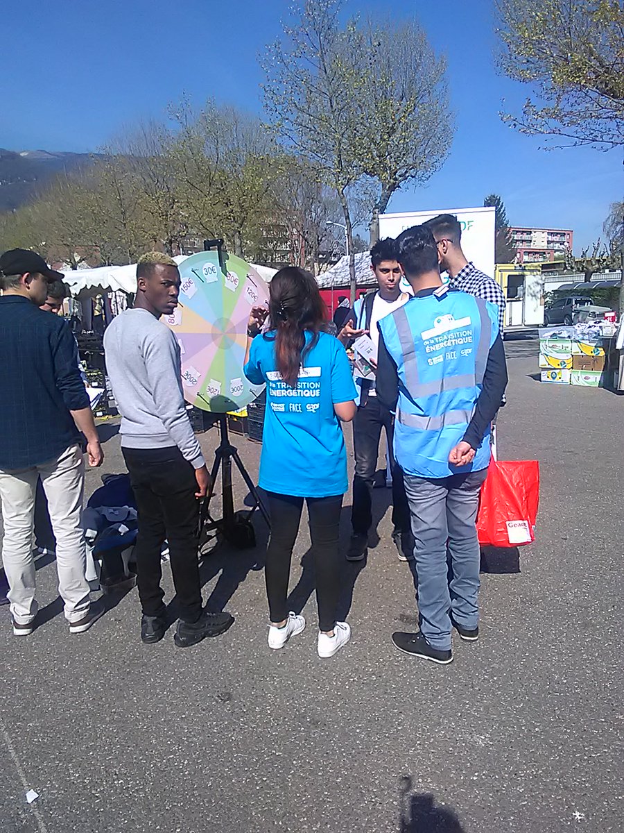 Civigaz38's tweet photo. Sur le marché, à la rencontre des habitants de Fontaine #civigaz38 on fait même de la sensibilisation en italien ! https://t.co/x8EdJ64LQn