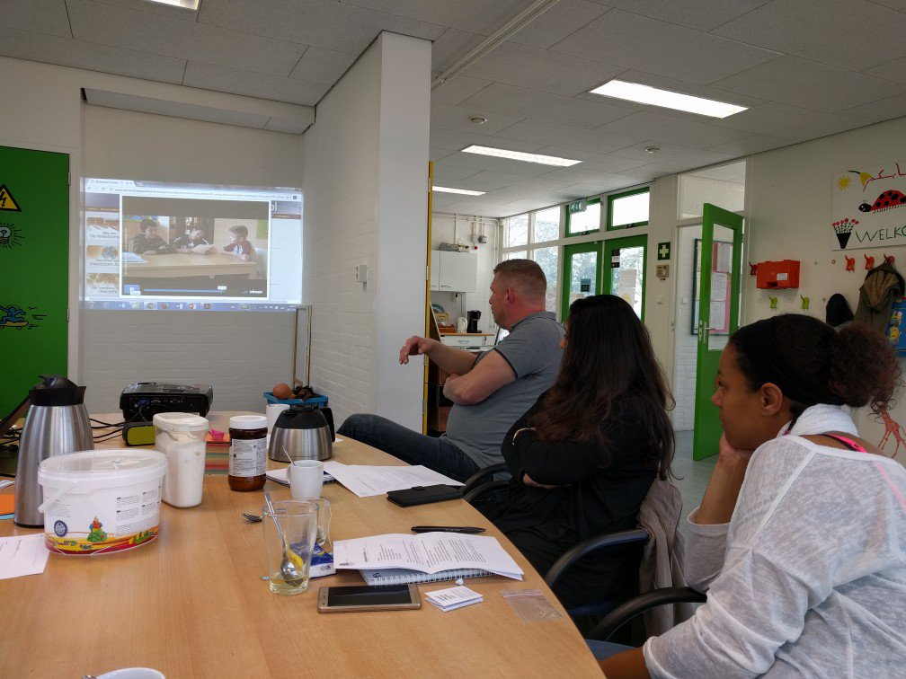 Geboeid luisteren naar de oplossing van een conflict @ cursus #vreedzaam! Kunnen nog wat le… wijkenco.nl/activiteiten/2…