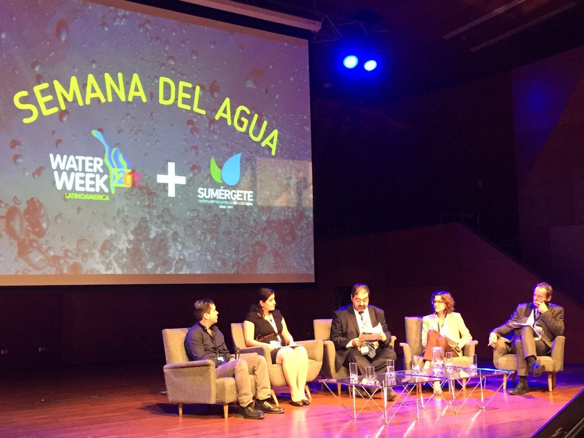 WaterClimaLac's tweet photo. 2° Panel #WaterWeekLA coordinadores @WaterClimaLac , Ecocuencas y #AguaSinFronteras junto representante @EUROCLIMA_UE_AL . @e4business https://t.co/yJWt9WTusv