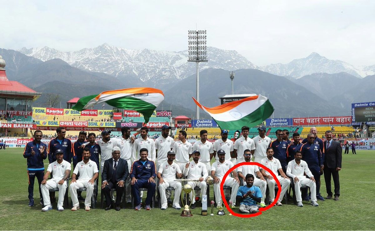 Taran4's tweet photo. Great gesture by team India. These things that do matter. #IndvAus https://t.co/BToZvpFmw1