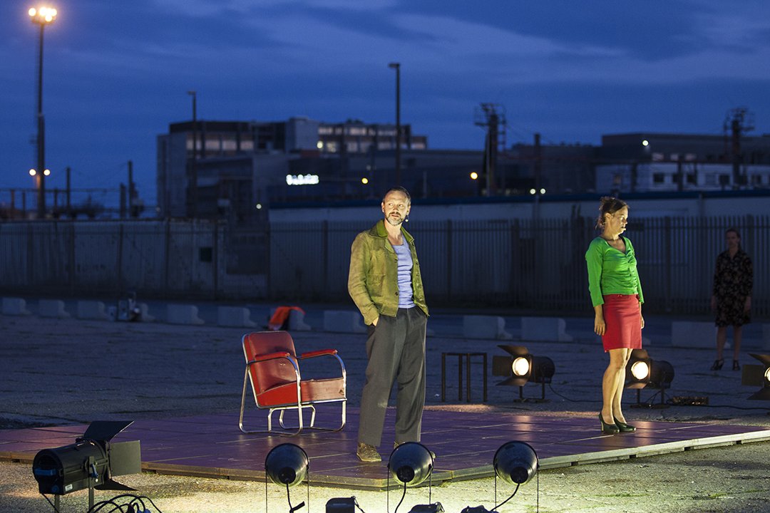 GDIFestival's tweet photo. .@deRoovers bring their new English-language adaptation of Miller’s A View from the Bridge to a dramatic Thameside location #GDIFestival https://t.co/7IhL9QJM1J