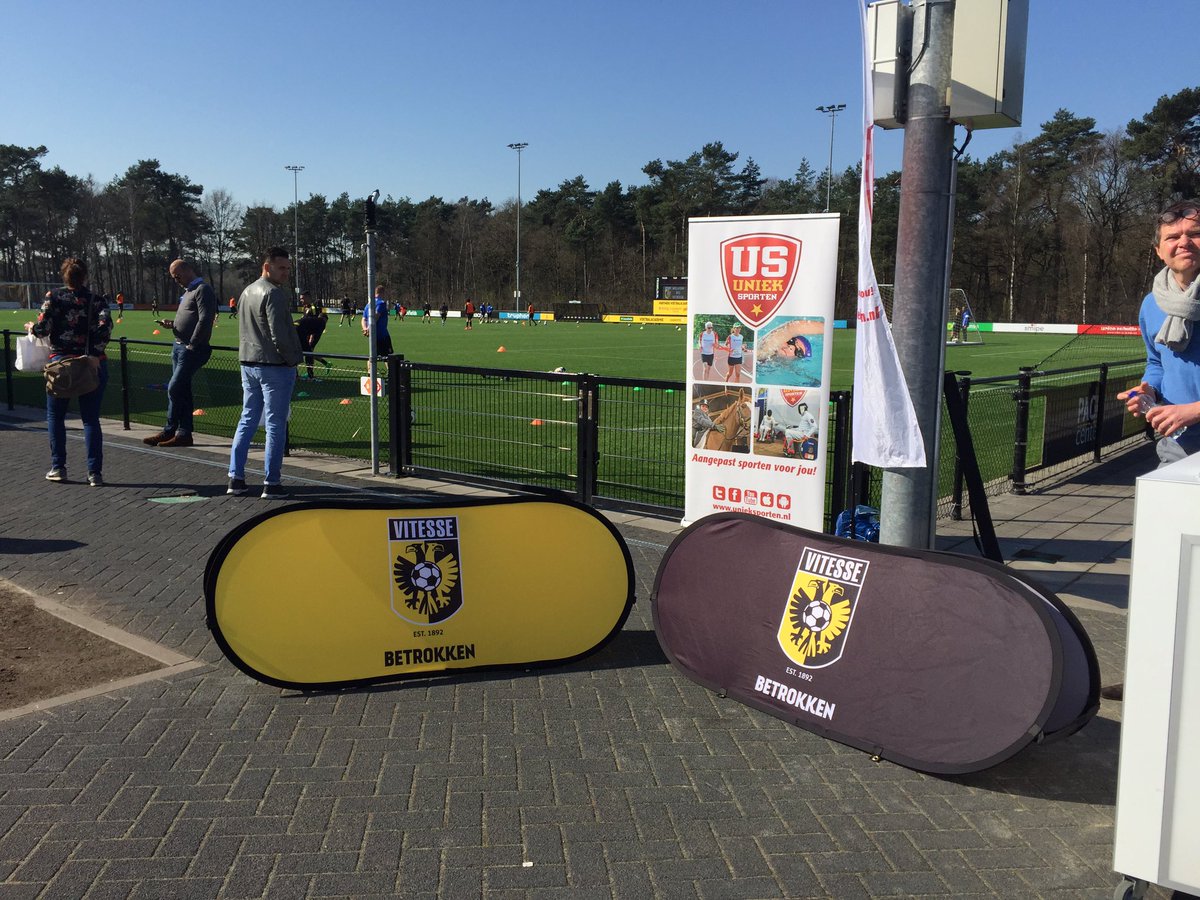 NicoTeun's tweet photo. 70 Leerlingen @HetPrisma @HetBariet @VierbeekCollege @VSOdeToekomst #DeBlink zijn er klaar voor!! Clinic @MijnVitesse #VitesseBetrokken https://t.co/riqaxpKhGb