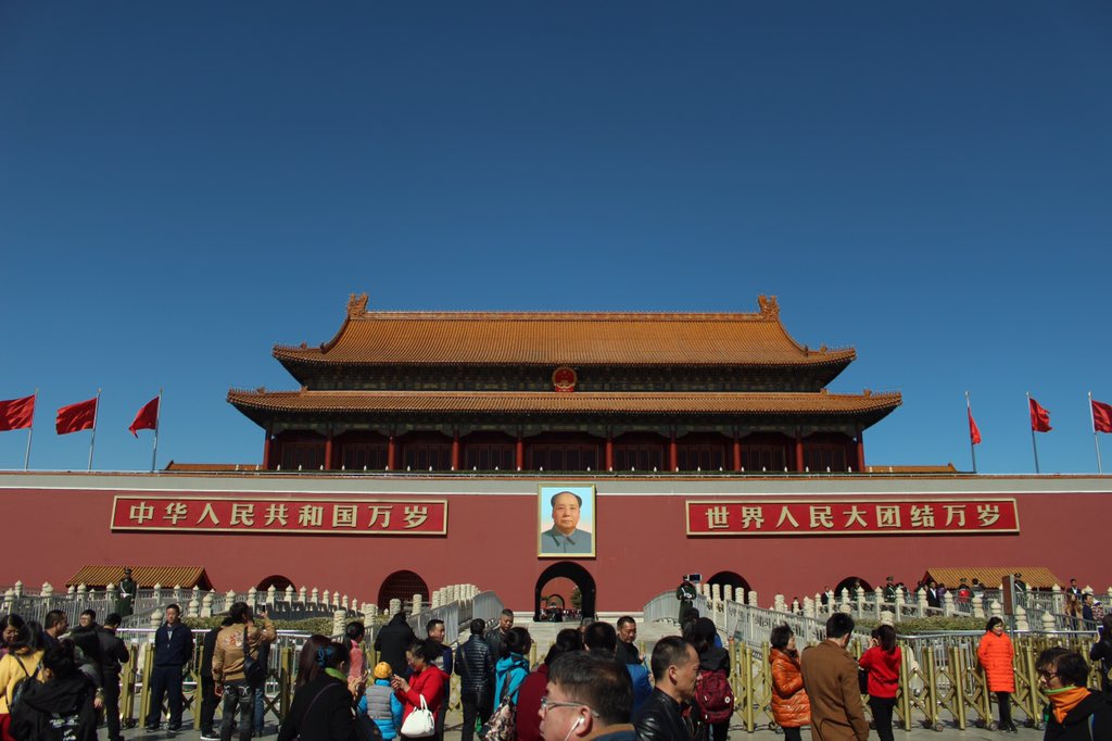 KsomeU's tweet image. 北京、天安門広場にて。
建国の父、毛沢東は青空の下今日も中華人民共和国を仰ぎ見ている。彼は今日の世界情勢をどう見るのだろう。