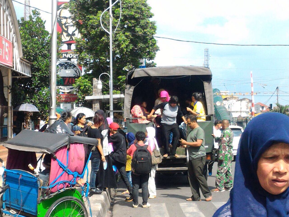 kodam3siliwangi's tweet photo. #angkotmogok  Yonif 315 kerahkan truk #angkutpenumpang  di Bogor @tni_ad @_TNIAU @Puspen_TNI @RadioElshinta @PRFMnews https://t.co/JKy1luL8BE