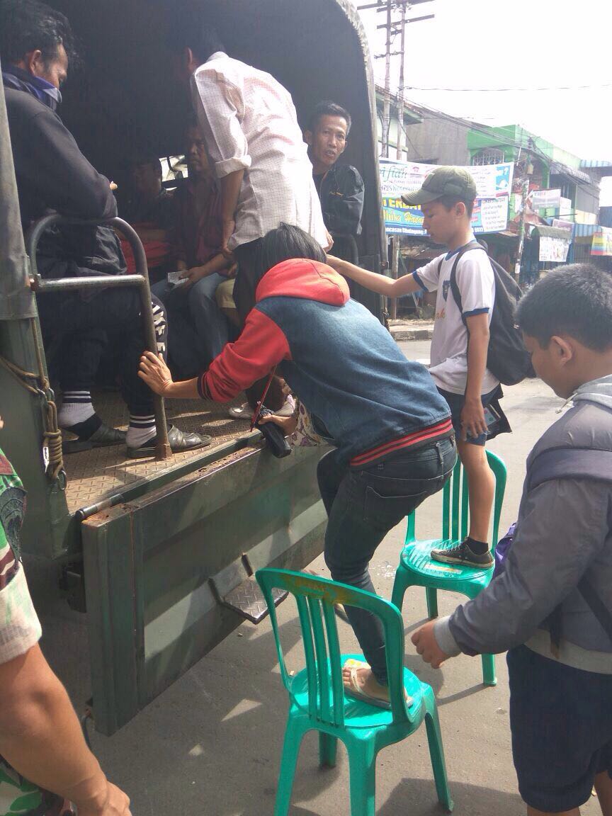 kodam3siliwangi's tweet photo. #angkotmogok  Yonif 315 kerahkan truk #angkutpenumpang  di Bogor @tni_ad @_TNIAU @Puspen_TNI @RadioElshinta @PRFMnews https://t.co/JKy1luL8BE