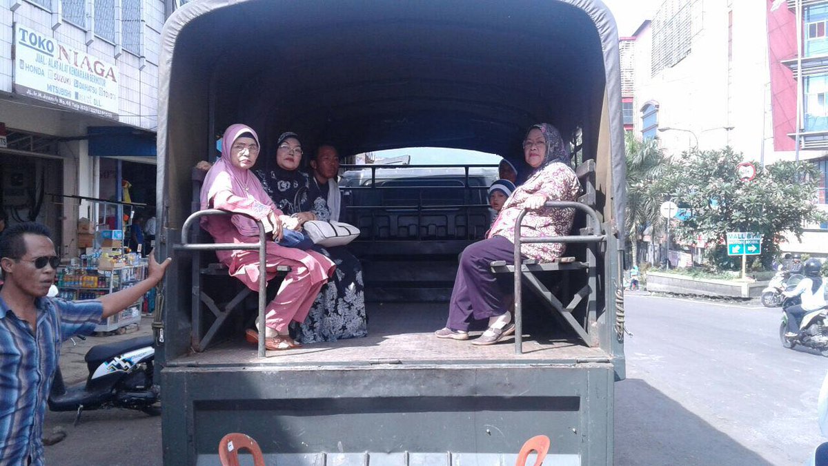 kodam3siliwangi's tweet photo. #angkotmogok  Yonif 315 kerahkan truk #angkutpenumpang  di Bogor @tni_ad @_TNIAU @Puspen_TNI @RadioElshinta @PRFMnews https://t.co/JKy1luL8BE