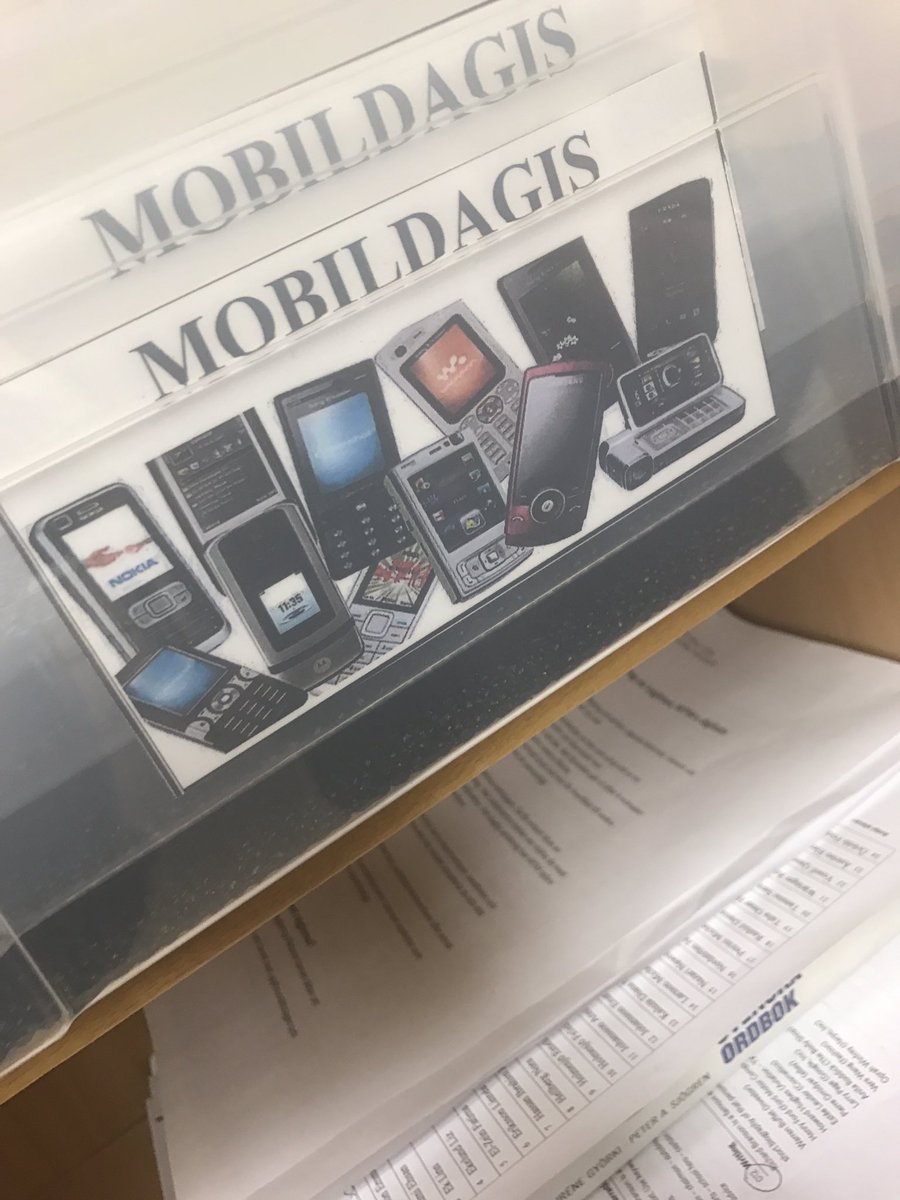De här mobilerna behöver inget dagis? More like ålderdomshem. Oooh snap ED!! 2007 ringde och ville ha sitt mobildagis. Burn